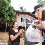 ฝนตกหนัก น้ำท่วมฉับพลัน ทหารพัฒนาเข้าช่วยเหลือประชาชน แจกน้ำ​ดื่ม ล้างบ้าน​ ล้างถนน
