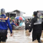 ฝนตกหนัก น้ำท่วมฉับพลัน ทหารพัฒนาเข้าช่วยเหลือประชาชน แจกน้ำ​ดื่ม ล้างบ้าน​ ล้างถนน