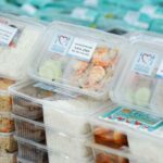 มูลนิธิ กลุ่มจิตอาสา และองค์กรสื่อ ร่วมแจกอาหาร 2 ล้านมื้อ ให้ชุมชนในกทม. – ปริมณฑล