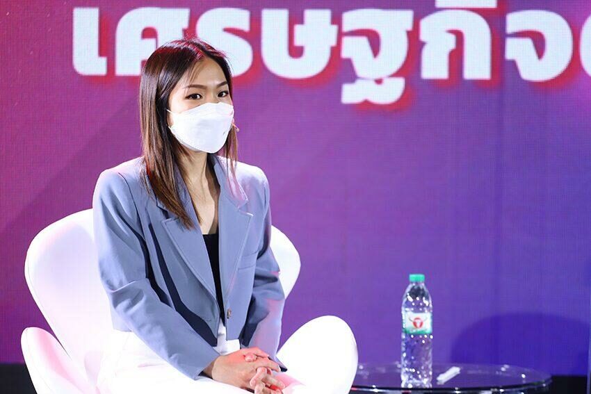 คุณเฟิร์น-นัทธมน พิศาลกิจวนิช คุณเฟิร์น-นัทธมน พิศาลกิจวนิช