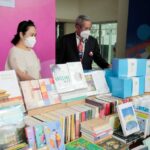 พินิจ จารุสมบัติ มอบหนังสือมูลค่า 100,000 บาท แก่ห้องสมุดโรงพยาบาล พร้อมร่วมกับพันธมิตร มอบเตียงสนาม ยา และ “โควิด แคร์ บ็อกซ์” ดูแลผู้ป่วยโควิด ผ่านเครือมติชน 