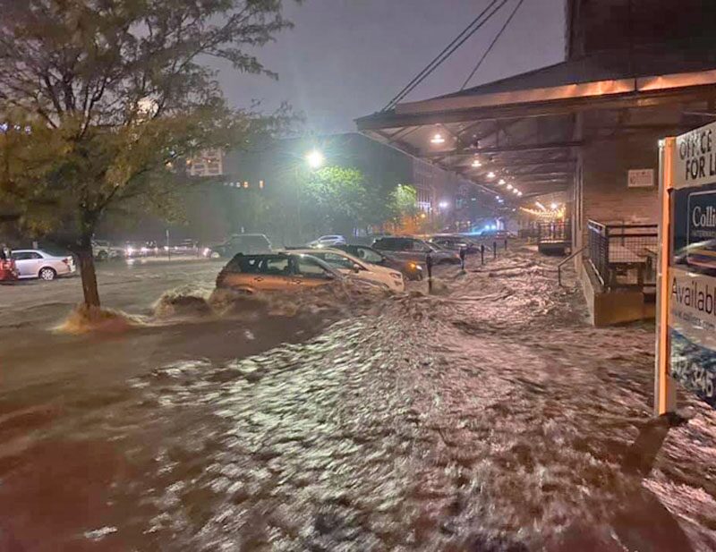 casi con la cabeza en alto Un grupo de amigos ayudó a abrir la puerta, escapó por poco.