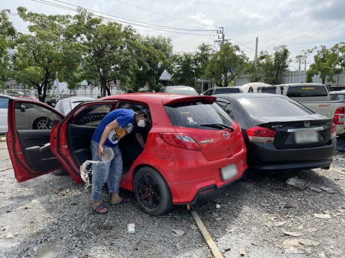 น้ำลดรถผุด! เจ้าของสุดช้ำ ดูสภาพรถหลังน้ำท่วมเกือบมิดคัน นิคมฯบางปูคลี่คลาย