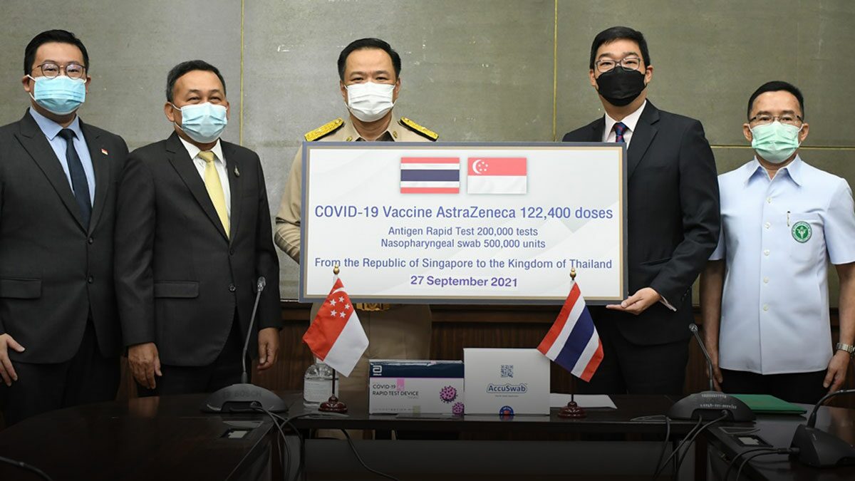 ‘อนุทิน’ รับมอบวัคซีนแอสตร้าฯ 122,400 โดส-ชุดตรวจ ATK จากสิงคโปร์