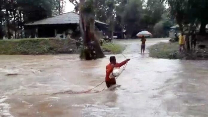 น้ำป่าทะลัก