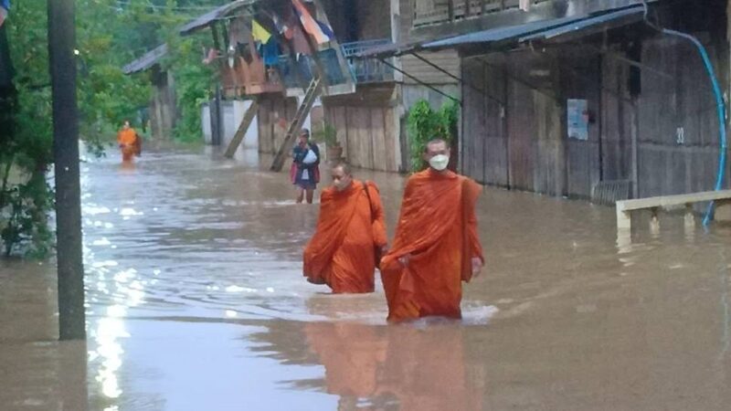 พายุโซนร้อน "โกนเซิน" พ่นพิษ ฝนถล่ม ปราจีนบุรี น้ำหลากท่วมชุมชนตลาดเก่า พระลุยน้ำเดินบิณฑบาต