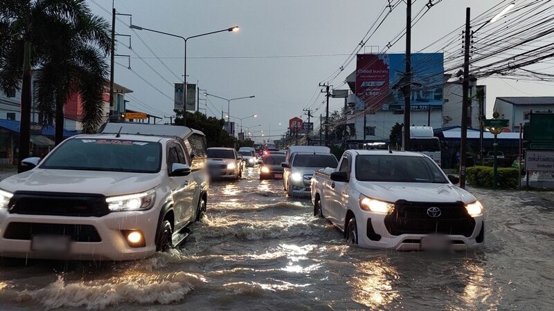ฝนถล่ม ชลบุรี ทั้งคืน น้ำท่วมถนนศุขประยูร สูงกว่า 30 เซนติเมตร ระยะ 2 กิโลเมตร