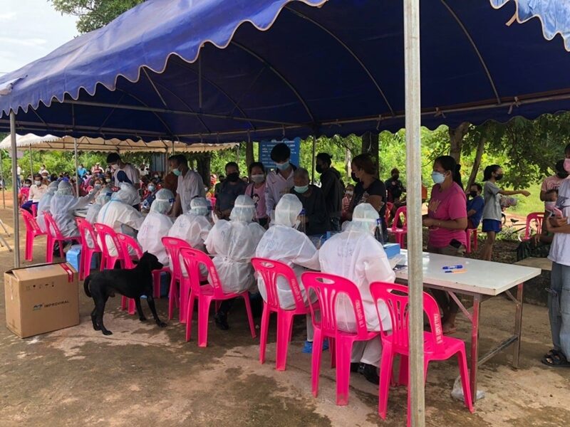 สกลนคร ปิด 4 หมู่บ้าน ลุยตรวจเชิงรุกประชาชนเพียบ หลังพบผู้ติดเชื้อโควิด อำเภอเดียว 36 ราย