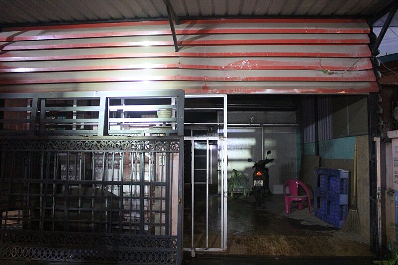 ไฟไหม้บ้าน ลูกจ้างร้านขายผัก พยายามพังเหล็กดัดหนีตาย ก่อนสำลักควันเสียชีวิตคาห้องน้ำ เหตุเกิดในพื้นที่ จ.ปทุมธานี
