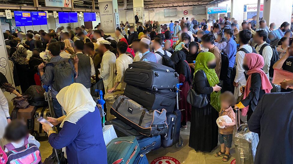ผู้คนจำนวนมากในสนามบูลกรุงคาบูล 15 ส.ค. 2021