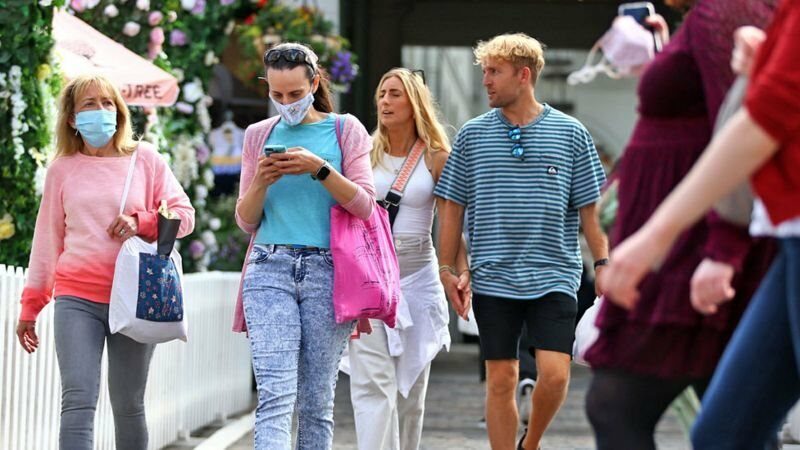 คนเดินบนถนน ใส่หน้ากาก