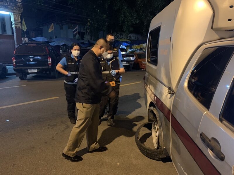 ตร. แจงปม รถกระบะคล้ายตำรวจ พุ่งชน ผู้ชุมนุม กระเด็นกลางแยกดินแดง ยัน ถูกทำร้าย-มีคนขวางหน้า