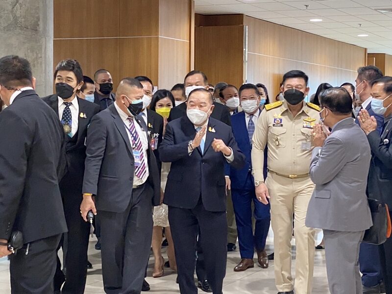 บิ๊กป้อม เผยหลังประชุมพรรค ลั่น พลังประชารัฐ รักกันปึ้ก ปัดตอบปมปรับเปลี่ยนโครงสร้างกรรมการบริหารพรรค