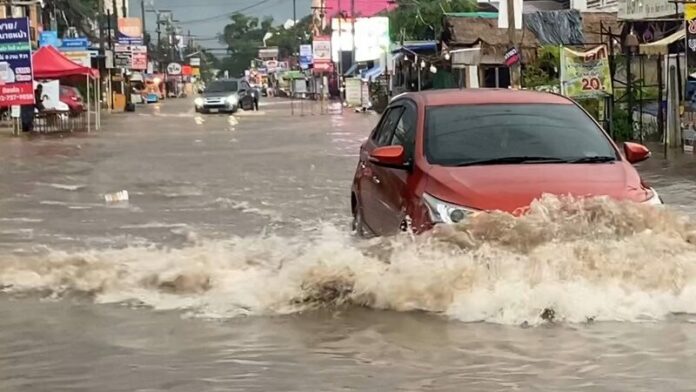 ฝนถล่มเอ่อล้น