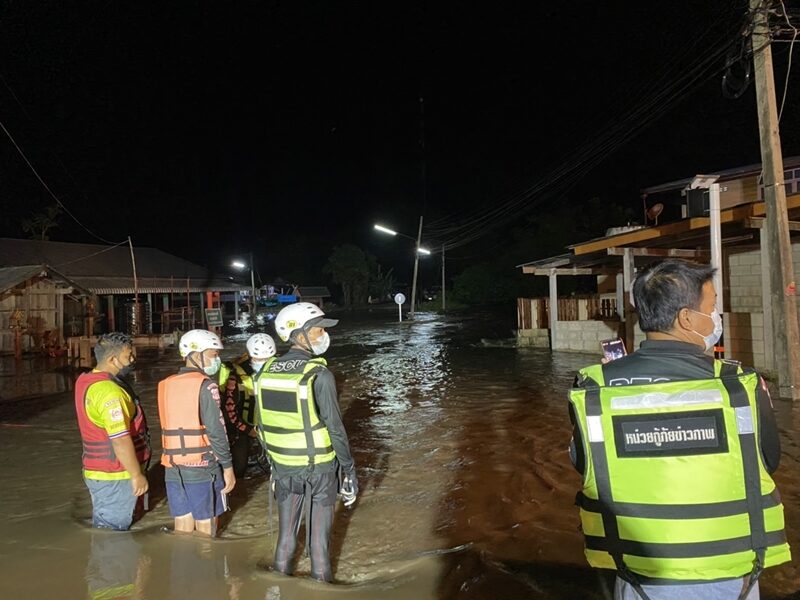 ฝนถล่ม กำแพงเพชร น้ำป่าไหลหลาก ทะลักท่วม 5 หมู่บ้าน ในพื้นที่ อ.เมือง เจ้าหน้าที่เร่งอพยพชาวบ้านแล้ว
