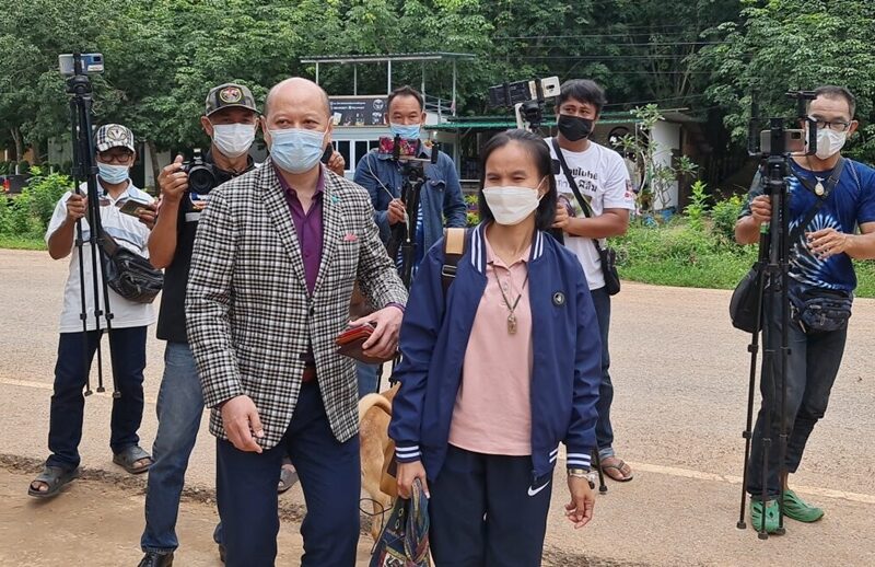 ป้าแต๋น ควง ทนายรัชพล เข้ารับทราบข้อกล่าวหา คดีน้องชมพู่ ที่สภ.กกตูม แล้ว