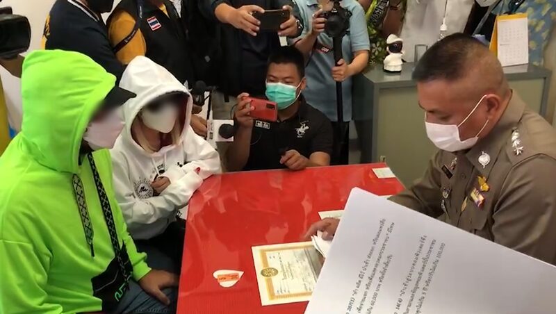 สาวรอยสัก เปิดอกให้แฟนคลับดูด โร่มอบตัวพร้อมแฟนหนุ่ม ที่สภ.แม่ริม จ.เชียงใหม่ หลังถูกนายอำเภอแจ้งจับ ยอมรับผิด-ขอโทษ