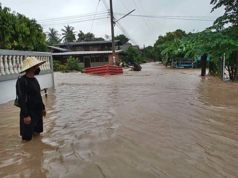 ลำปาง อ่วม ฝนถล่มหนัก น้ำป่าทะลักท่วมบ้านเรือนประชาชนกว่า 100 หลังคาเรือน