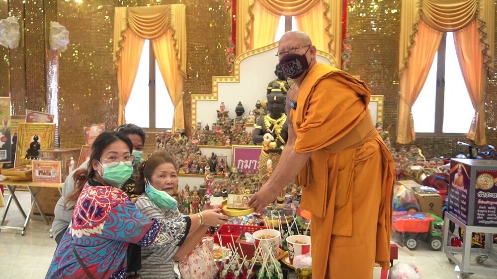 นครปฐม สาวใหญ่พาแม่ ควักเงินแสนแก้บน กุมารสมบัติ วัดไผ่ล้อม
