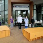 ประธานสภาวัฒนธรรมไทย-จีนฯ และเครือมติชน มอบเตียงสนามกระดาษให้ รพ.สนามธรรมศาสตร์ รองรับผู้ป่วยโควิด