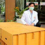 ประธานสภาวัฒนธรรมไทย-จีนฯ และเครือมติชน มอบเตียงสนามกระดาษให้ รพ.สนามธรรมศาสตร์ รองรับผู้ป่วยโควิด