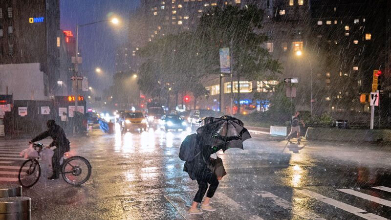 พายุไอดาถล่มไม่ยั้ง ฝนรั่ว-น้ำท่วม ดับแล้ว 15 ราย!