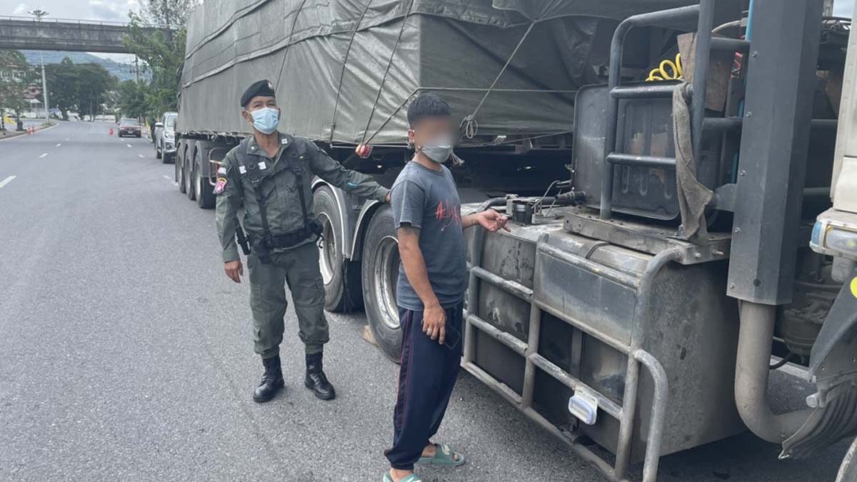 รวบ ขนน้ำมันดีเซลเถื่อน 2.5 พันลิตร จากมาเลเซียเข้าไทย คาดขายได้กำไรลิตรละ 10 บาท