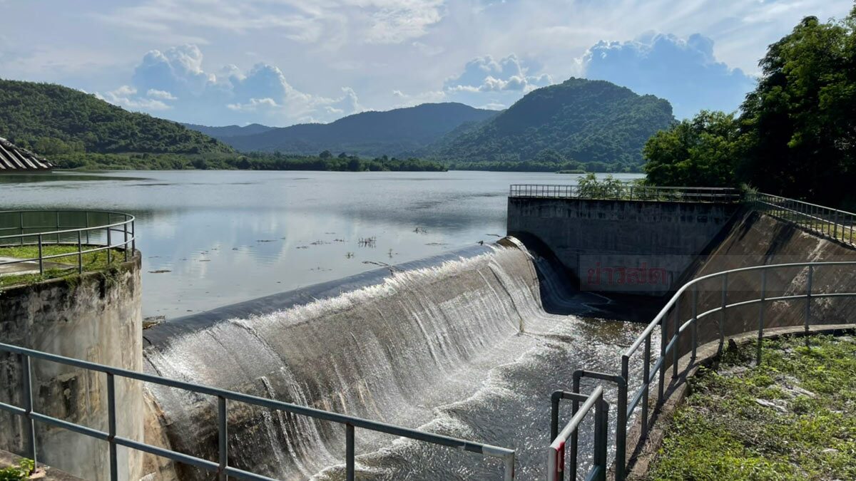 อ่างเก็บน้ำห้วยไทรงาม ที่หัวหิน เต็มความจุ จนล้นสปิลเวย์แล้ว