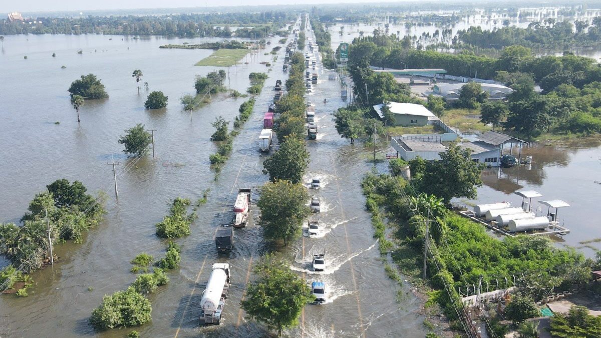 มวลน้ำลำเชียงไกร ทะลักเข้าท่วม ถนนมิตรภาพ รถติดยาวหลายกิโล แนะเลี่ยงเส้นทาง