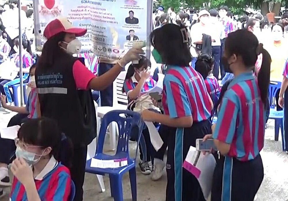 พะเยา คิกออฟฉีดวัคซีน เด็กเยาวชน 12-17 ปี วันแรกคึกคัก เร่งระดมฉีดให้ครบ 10,500 คน