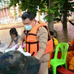 ปลัดมท. ลงพื้นที่ลงพื้นที่บางบาล ช่วยเหลือวัด-ประชาชน ประสบอุทกภัย