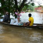 ปลัดมท. ลงพื้นที่ลงพื้นที่บางบาล ช่วยเหลือวัด-ประชาชน ประสบอุทกภัย