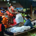 ปลัดมท. ลงพื้นที่ลงพื้นที่บางบาล ช่วยเหลือวัด-ประชาชน ประสบอุทกภัย