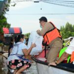 ปลัดมท. ลงพื้นที่ลงพื้นที่บางบาล ช่วยเหลือวัด-ประชาชน ประสบอุทกภัย
