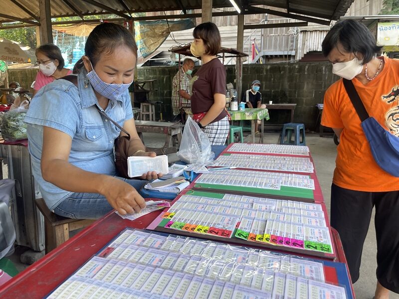 หวยเด็ดเชียงใหม่ มาแล้ว นักเสี่ยงโชคแห่ซื้อเลขมงคล-วันสำคัญขายเกลี้ยงแผง