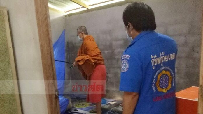 พระจับงูเห่ามือเปล่า