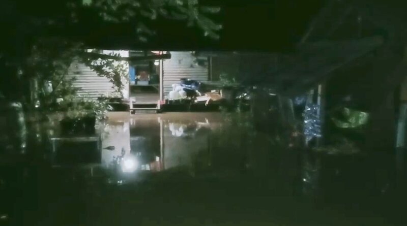 ฝนถล่ม ปราจีนบุรี น้ำป่าเขาใหญ่ทะลักท่วม 3 หมู่บ้าน ริมคลองประจันตคาม ชาวบ้านเร่งขนของหนีน้ำ