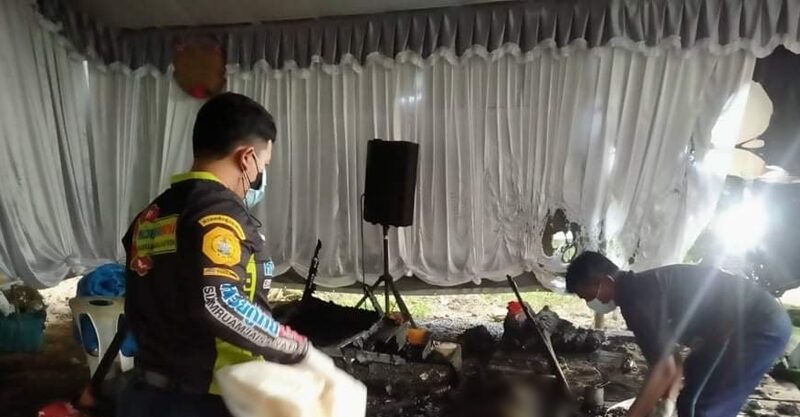 ไฟไหม้งานบำเพ็ญกุศลศพ แม่เฒ่าวัย 90 ปี เผาโลงวอด สลด ร่างพลัดตกกลางงาน ญาติเร่งช่วยดับเพลิงวุ่น