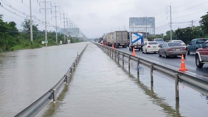 ฝนถล่ม