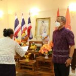 อำนาจเจริญ จัดพิธีมอบแบบผ้าบาติกลายพระราชทาน “ปาเต๊ะร่วมใจเทิดไทยเจ้าหญิง ท้องทะเลไทย และป่าแดนใต้”