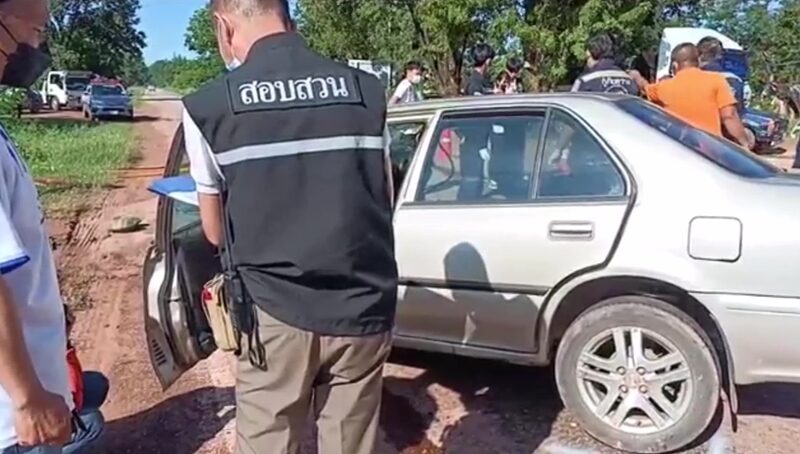 ตาคิดถึงหลาน ขับเก๋งมารับหลานกลับไปเลีย้งก่อนเปิดเทอม ถูกปิกอัพ ชนประสานงา เสียชีวิตคาที่