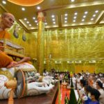 เจ้าอาวาสวัดไผ่ล้อม จัดพิธี เปลี่ยนผ้าครอง-ย้ายสังขาร หลวงพ่อพูล สู่ศาลาหลวงพ่อหลังใหม่