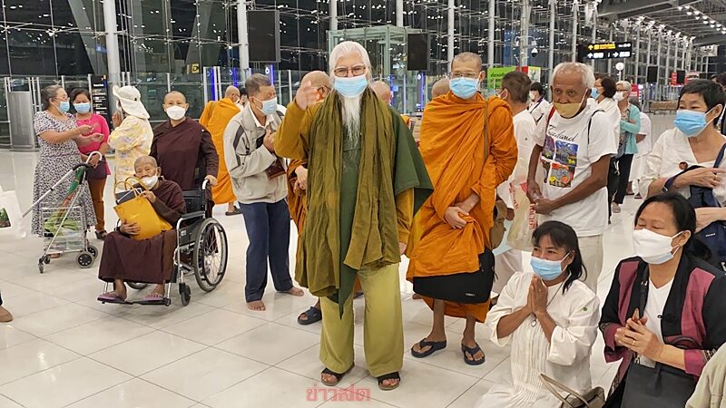 อดีตพระยันตระ ขึ้นเครื่องกลับสหรัฐอเมริกาแล้ว โดยมีพระสงฆ์-แม่ชี-ลูกศิษย์ กว่า 50 คน เดินทางมาร่วมส่ง