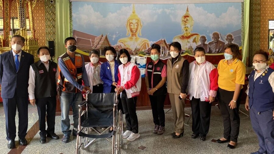 ตร.จับมือพม.-ภาคีเครือข่าย จัดโครงการ Social Care by ฝึกอาชีพตัดผมฟรี-มอบถุงยังชีพ