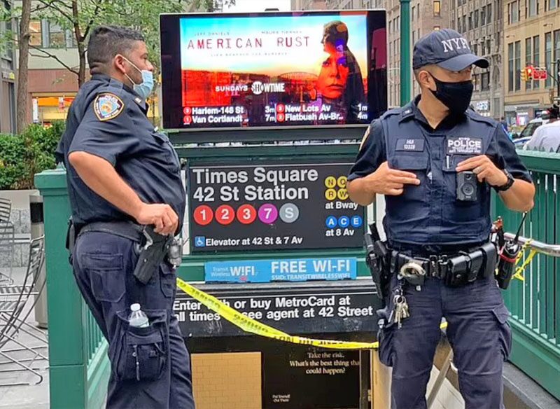 ผลักผู้โดยสาร “ชนรถไฟ” แล่นเข้าสถานีใต้ดินในนิวยอร์ก