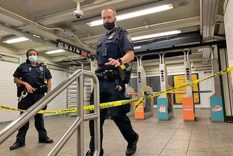 ผลักผู้โดยสาร “ชนรถไฟ” แล่นเข้าสถานีใต้ดินในนิวยอร์ก