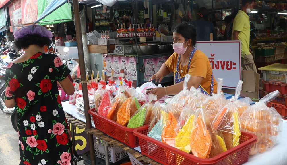 พัทลุง วันสารทไทยคึกคัก ชาวใต้ออกจับจ่ายซื้อขนมเดือนสิบ ทำบุญส่งตายาย