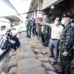 กอ.รมน. ขนบิ๊กแบ็คอุดพนังกั้นน้ำอินทร์บุรี เร่งช่วยปชช.-เฝ้าระวัง24ชม.