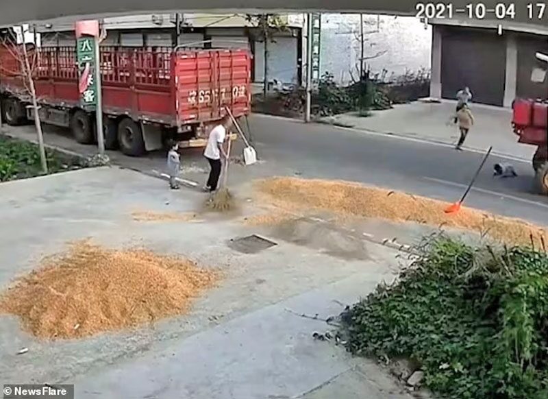 โดนรถตักชนจังๆ โชคดีรอดปาฏิหาริย์
