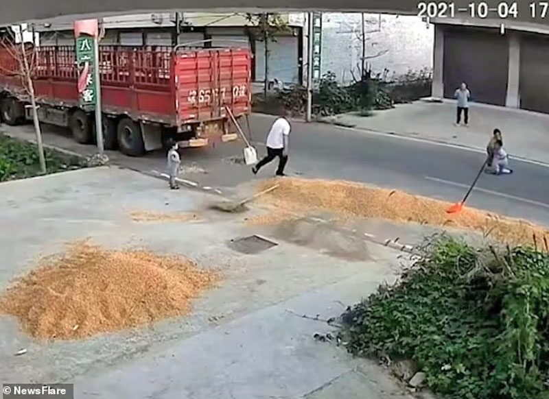 โดนรถตักชนจังๆ โชคดีรอดปาฏิหาริย์